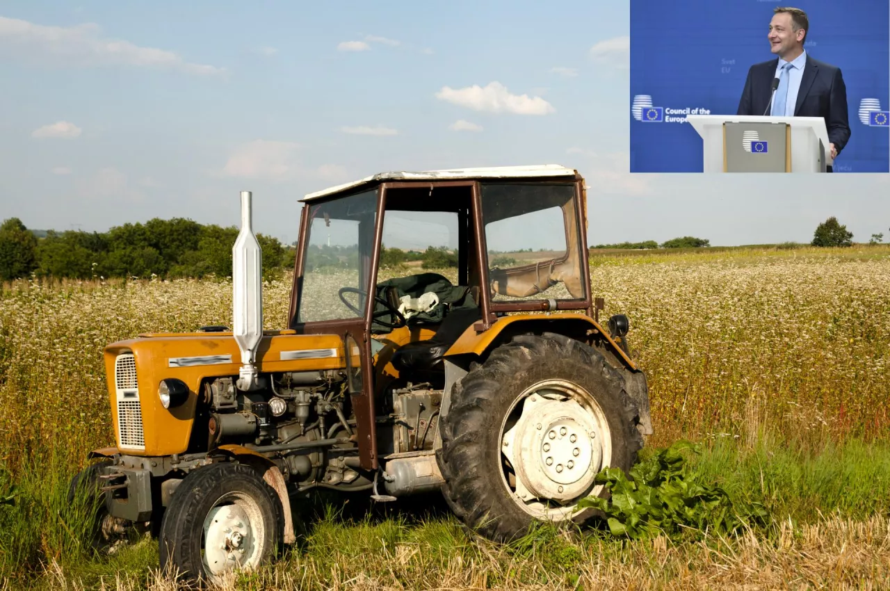 Żółty ciągnik Ursus stojący na tle pola gryki. W prawym górnym rogu wklejone zdjęcie komisarza UE ds. rolnictwa Christopha Hansena podczas konferencji prasowej w Radzie UE.