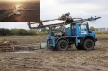 Na działkach, gdzie ma powstać potężne lotnisko swoje prace cały czas wykonują m.in. firmy zajmujące się geotechniką i geologią