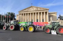 Ciągniki rolnicze ustawione przed Zgromadzeniem Narodowym w Paryżu podczas protestu