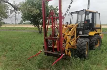 Stary wycinak kiszonki zastosowany w ładowarce przegubowej do układania słomy