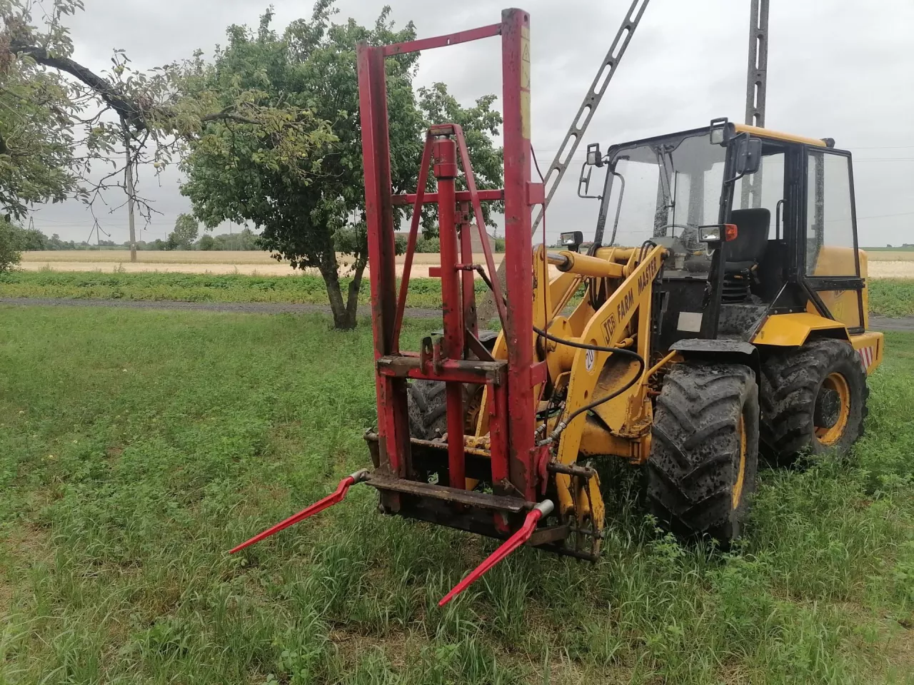 Stary wycinak kiszonki zastosowany w ładowarce przegubowej do układania słomy