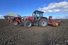 ciągnik z siewnikiem na polu, siew pszenicy