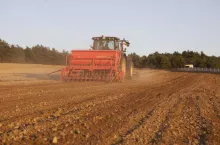 Siew zboża na polu uprawnym