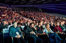 Sala Ziemi w Poznaniu pełna ludzi