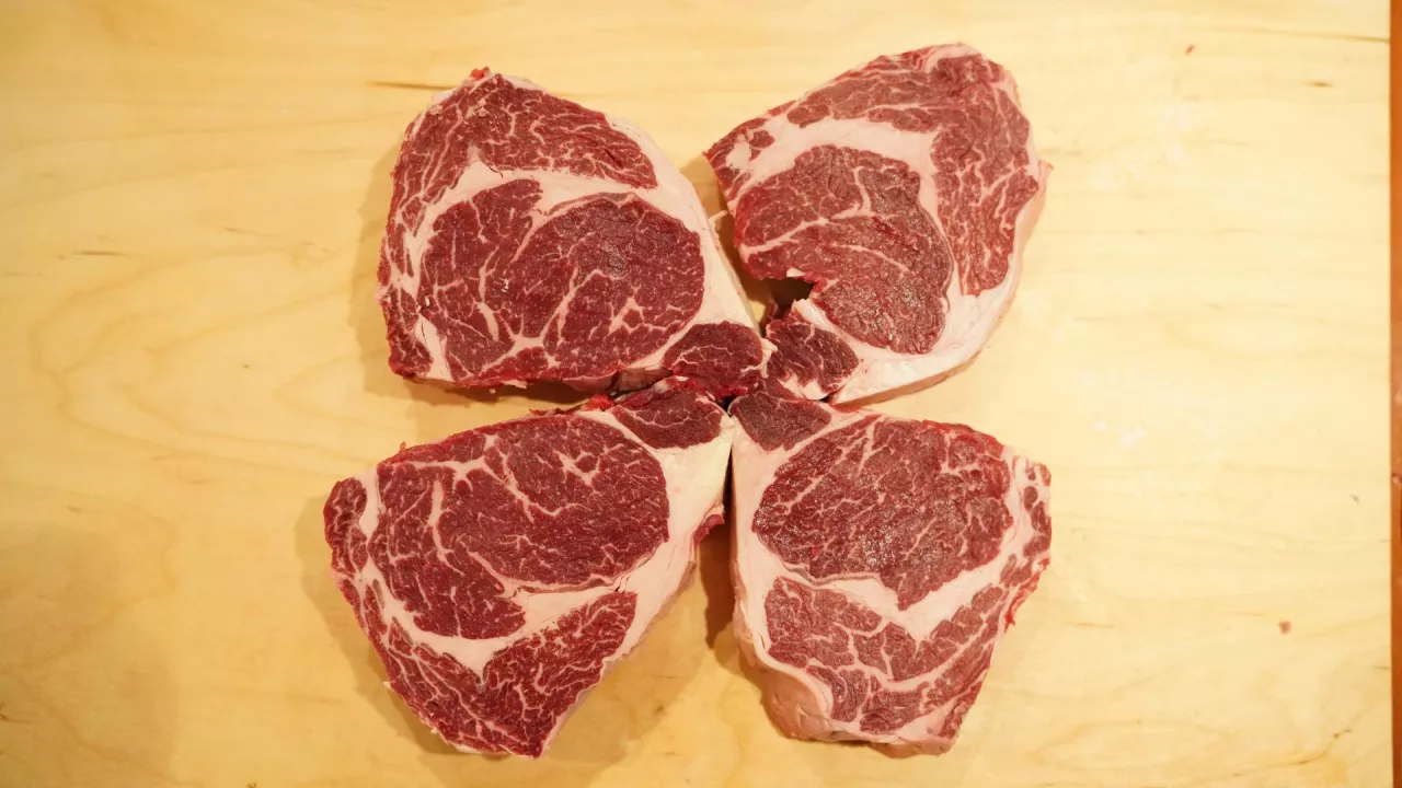 mięso wołowe leży na blacie