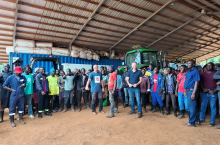 Marcin i Mariusz Baścik (od lewej strony) wraz ze swoimi pracownikami w gospodarstwie rolnym, które założyli w Zambii.