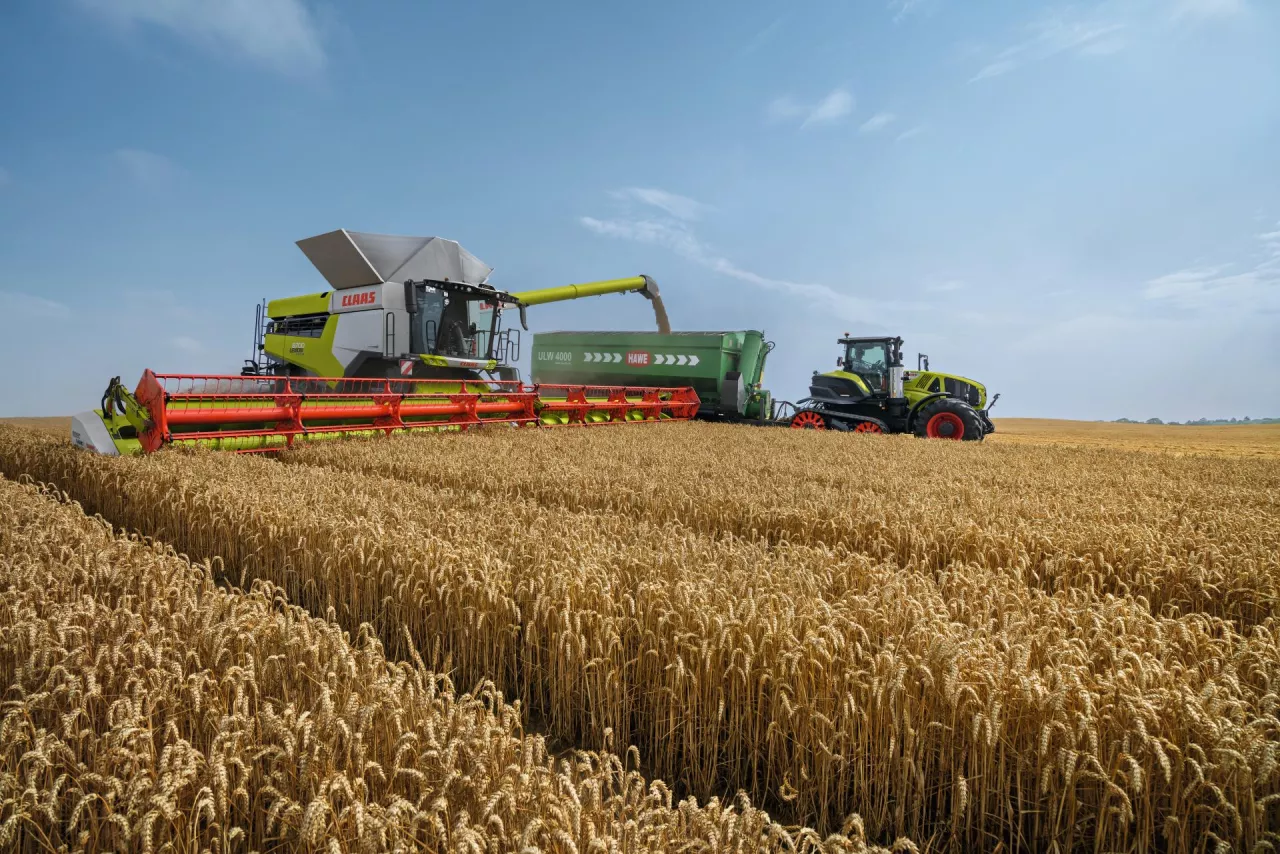 Kombajn Claas Lexion 8700 podczas zbioru zbóż