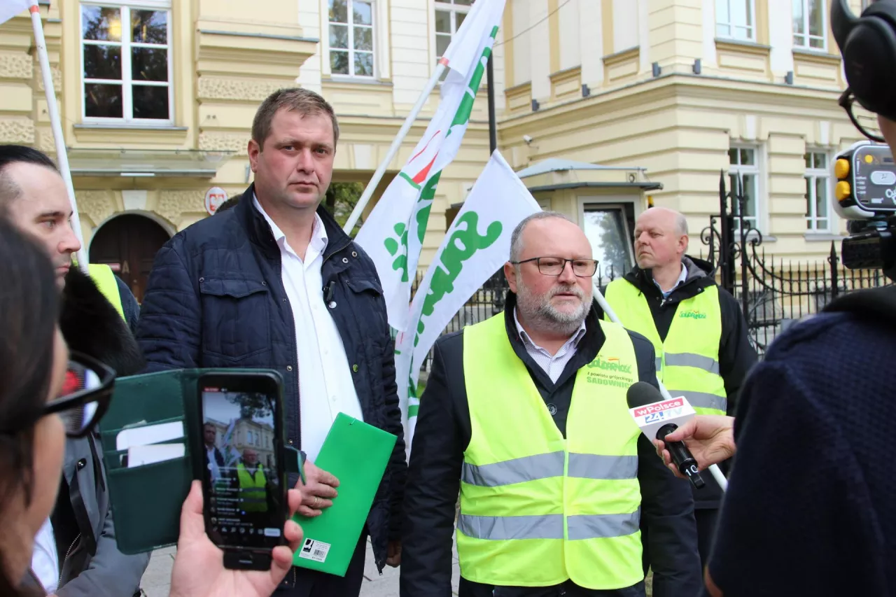 Konferencja związkowców przed KPRM 9 października