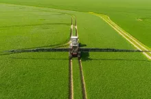 opryskiwacz Horsch na polu podczas oprysku