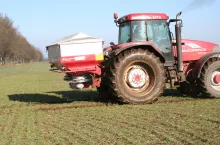 Wiosenne nawożenie zbóż, rozsiewacz, saletra wapniowa