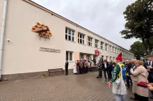 Odsłonięcie rzeźby pszczoły na gmachy TP w Pszczelej Woli