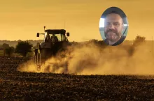 Traktor pracujący na polu o zachodzie słońca