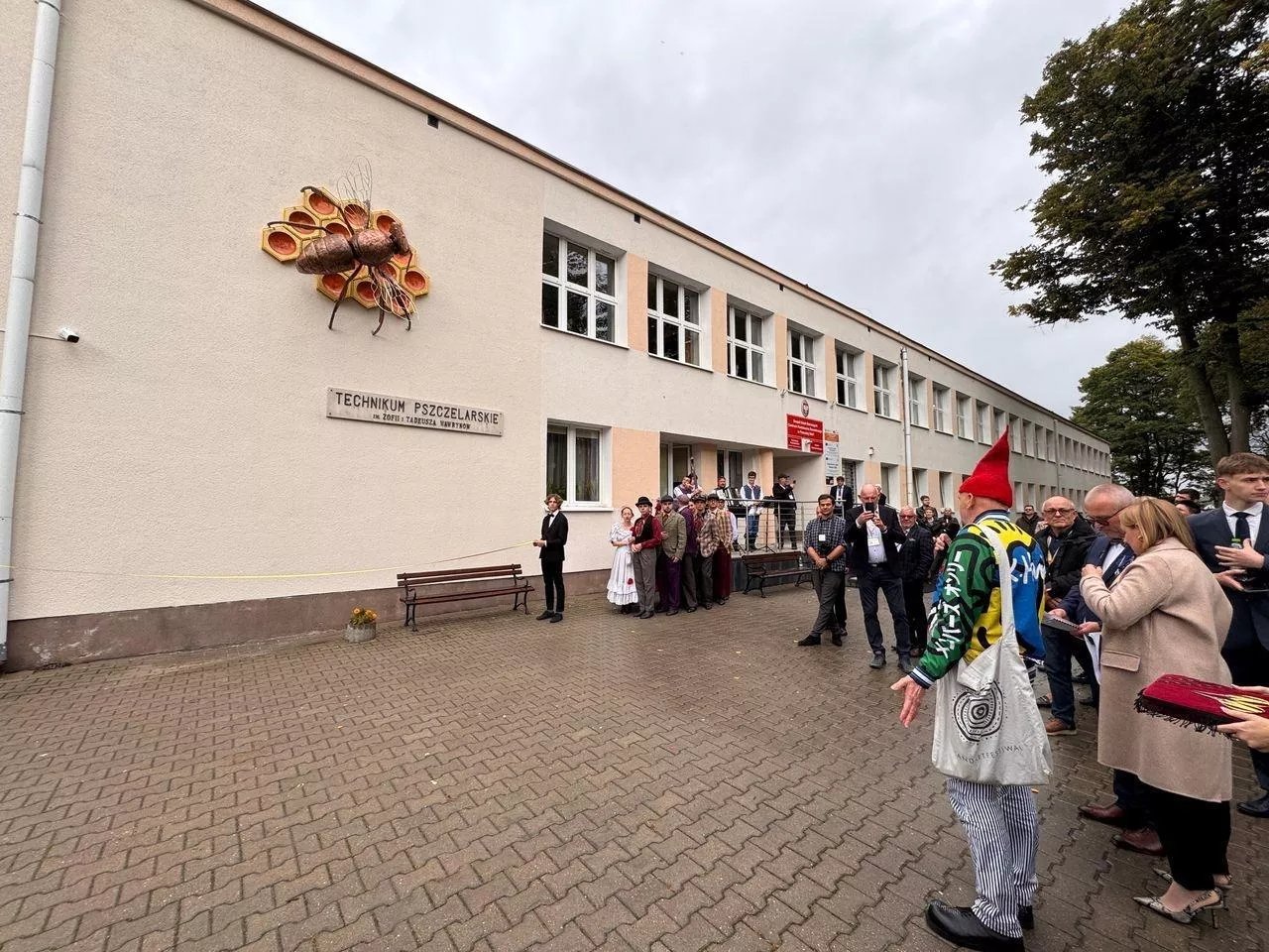 Odsłonięcie rzeźby pszczoły na gmachy TP w Pszczelej Woli