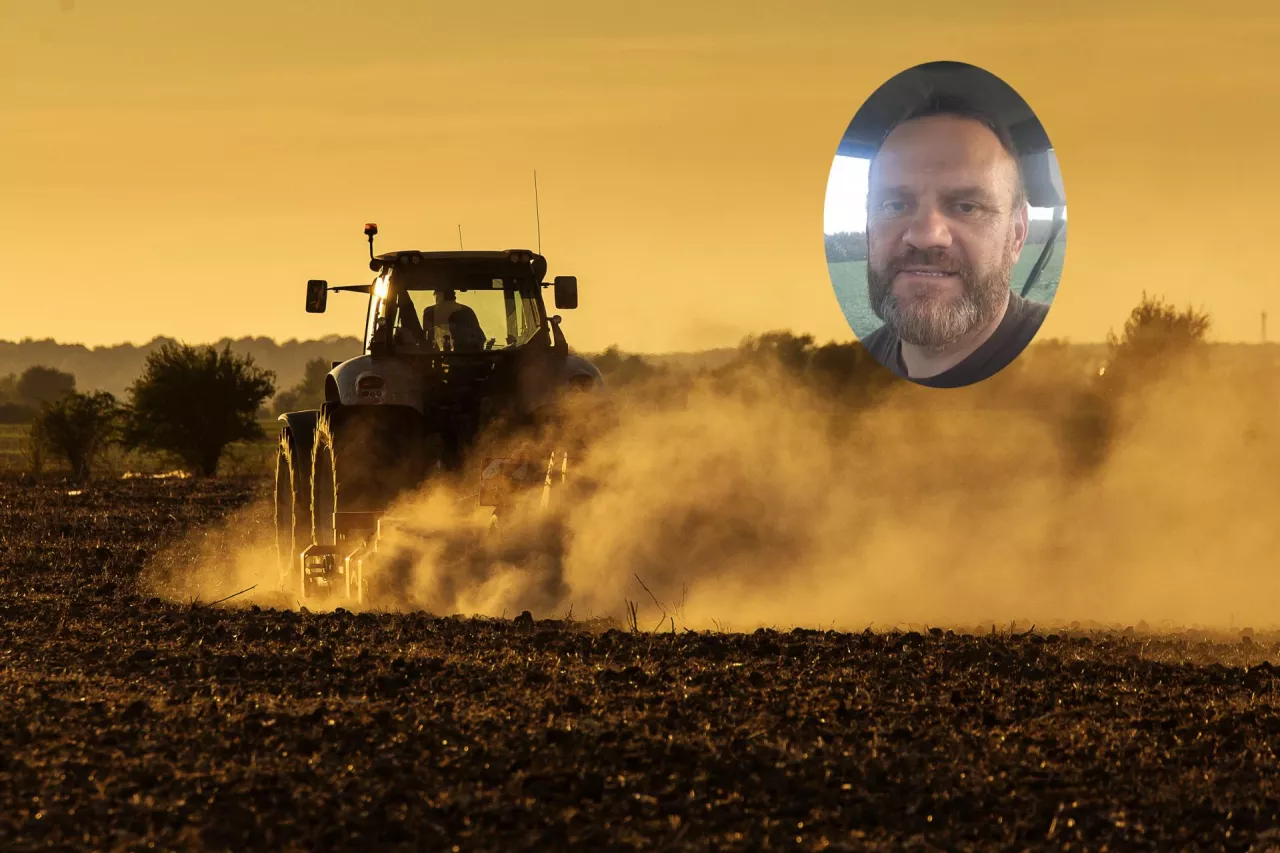 Traktor pracujący na polu o zachodzie słońca