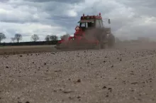 Uprawa gleby ciągnikiem jesienią