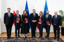 Minister Stefan Krajewski oraz wiceministrowie: Adam Nowak i Jacek Czerniak, w towarzystwie nowych szefów kluczowych instytucji