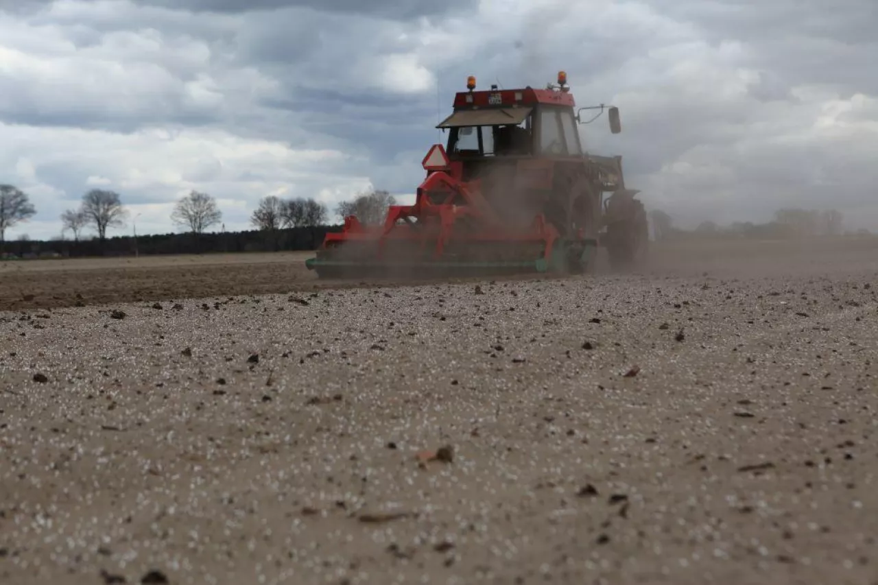 Uprawa gleby ciągnikiem jesienią