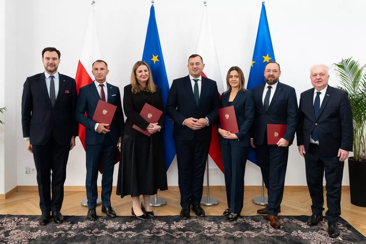 Minister Stefan Krajewski oraz wiceministrowie: Adam Nowak i Jacek Czerniak, w towarzystwie nowych szefów kluczowych instytucji