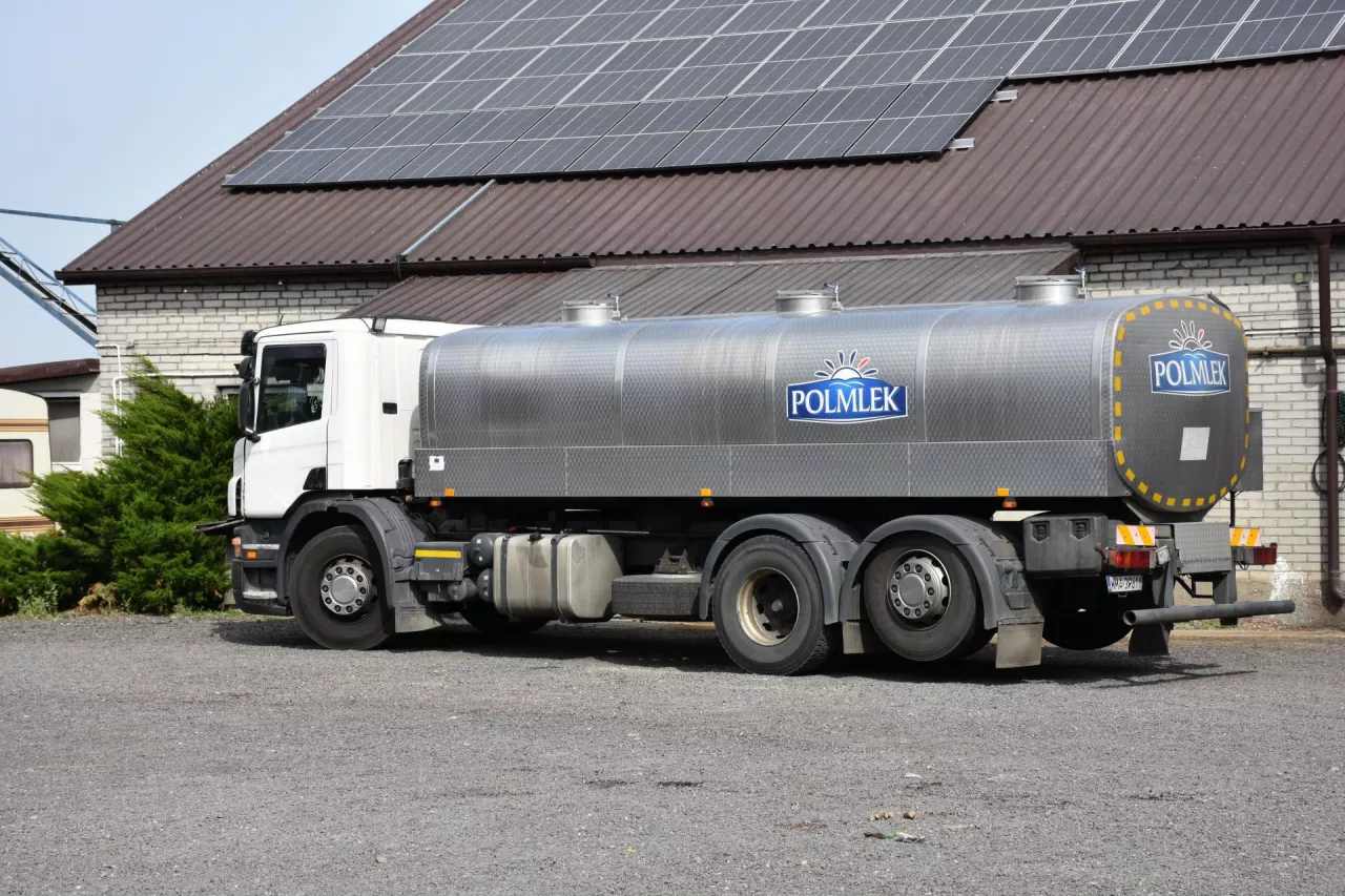 Odbiór mleka z gospodarstwa cysterną