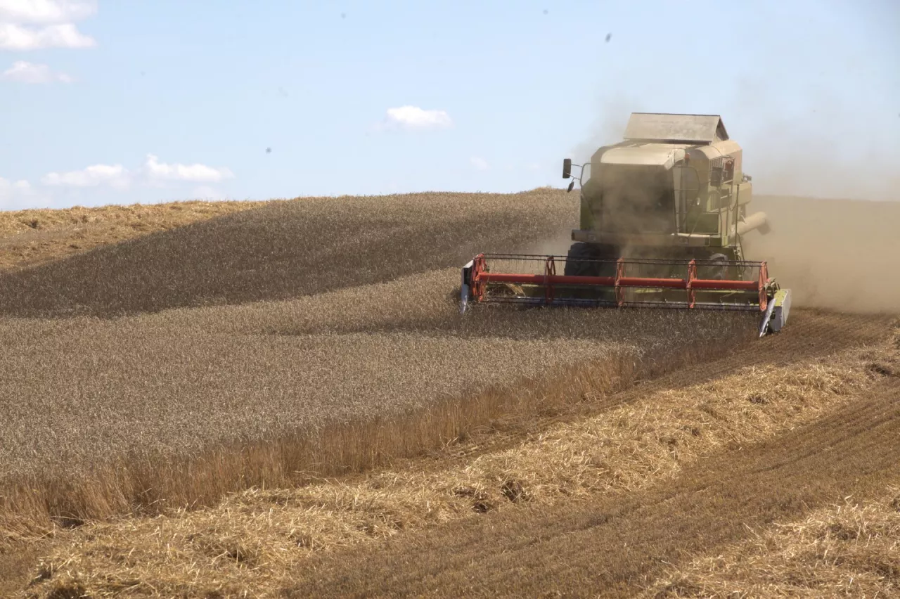 Radio w ciągniku i w kombajnie. Czy rolnicy muszą płacić za każdy odbiornik?