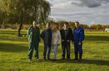 Hubert, Bernard, Jolanta, Mikołaj i Kacper Wilczakowie

rodzinne 30-hektarowe gospodarstwo rolne (wraz z dzierżawami). Uprawiają zboża i trawy, a także hodują bydło - w sumie 30 opasów. Młodzi są również twórcami aplikacji Greenfield, pomagającej rolnikom w zarządzaniu gospodarstwem rolnym.
