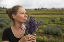 Anna Sitek wspólnie z mężem Michałem prowadzi 3 ha gospodarstwo rolne nastawione na ekologiczną uprawę lawendy lekarskiej.