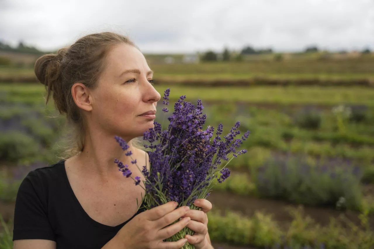 Anna Sitek wspólnie z mężem Michałem prowadzi 3 ha gospodarstwo rolne nastawione na ekologiczną uprawę lawendy lekarskiej.
