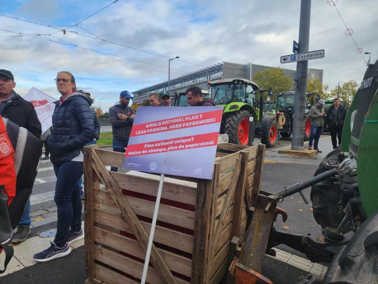 Rolnicy z całej Europy protestowali w Strasburgu przeciwko propozycji Komisji Europejskiej włączenia Wspólnej Polityki Rolnej do krajowych planów budżetowych. Na transparentach widniały hasła sprzeciwiające się ”jednemu planowi krajowemu”.