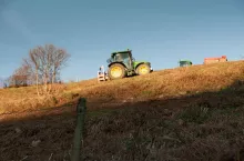 Ciągnik rolniczy podczas prac polowych