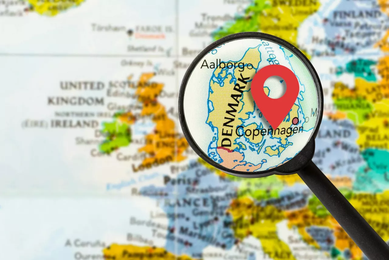 mapa Królestwa Danii przez lupę