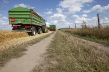 Ciężki sprzęt na drogach gminnych. Jakie prawa ma zarządca i kto odpowiada za szkody?