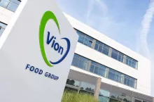 logotyp Vion przed wejściem do zakładu