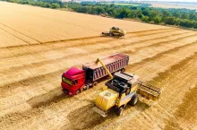 rozładunek zboża z kombajnu na naczepę ciężarówki