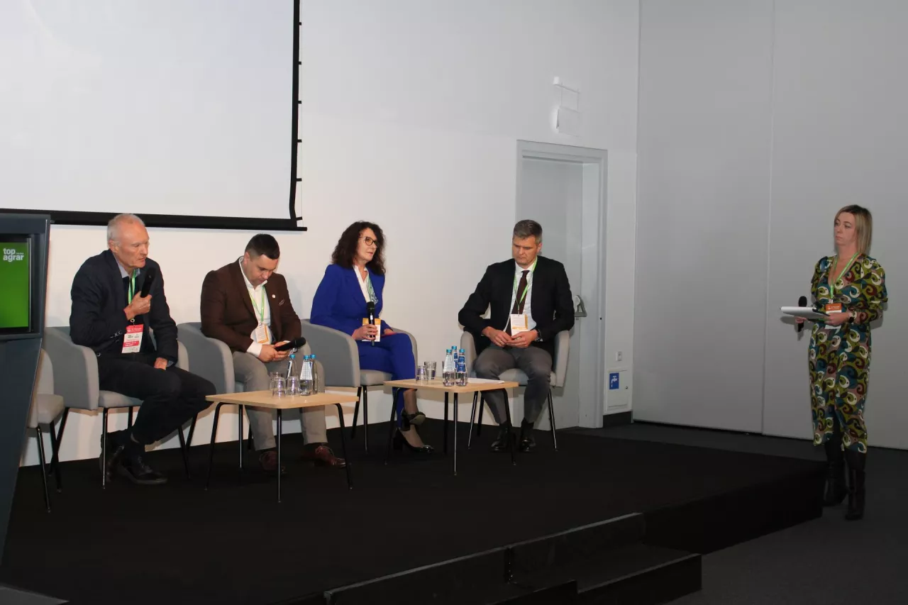 forum rolników i agrobiznesu sesja świnie Uczestnicy debaty (od lewej): Aleksander Dargiewicz, Bogusław Prałat, Alina Ojdana i Piotr Włodawiec oraz prowadząca debatę Anna Kurek