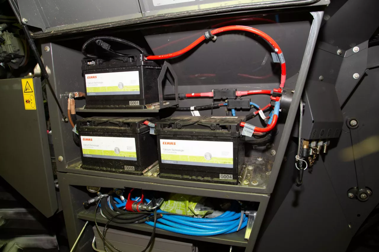 Przy długim postoju lepiej odłączyć zasilanie akumulatora. W starszych wersjach warto sprawdzić poziom elektrolitu i uzupełnić wodą destylowaną do ok. 2 mm ponad płytami.