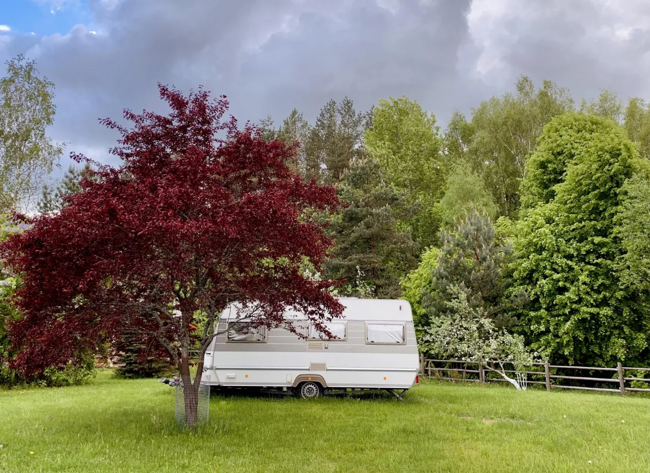 Przyczepa kempingowa na działce rolnej – kiedy jest legalna, a kiedy grozi kara?
