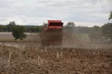 Obornik, nawożenie obornikiem, rozrzutnik obornika, obornik na jesień