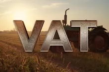 Przekazanie gospodarstwa synowi a VAT – co z podatkiem przy sprzedaży maszyn zatrzymanych przez rolnika?
