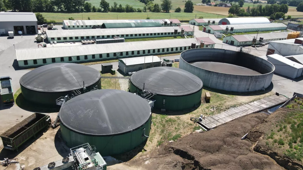 Technika, enargia odnawialna, biogazownia, biogaz, produkcja biogazu, zielona energia, Szklarka Myśliniewska, pomiot ptasi, kury noski, obornik od kur,