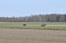 Za 1 ha przeliczeniowy gruntów gospodarstwa rolnego rolnicy zapłacą w 2026 r. 166,05 zł rocznie 