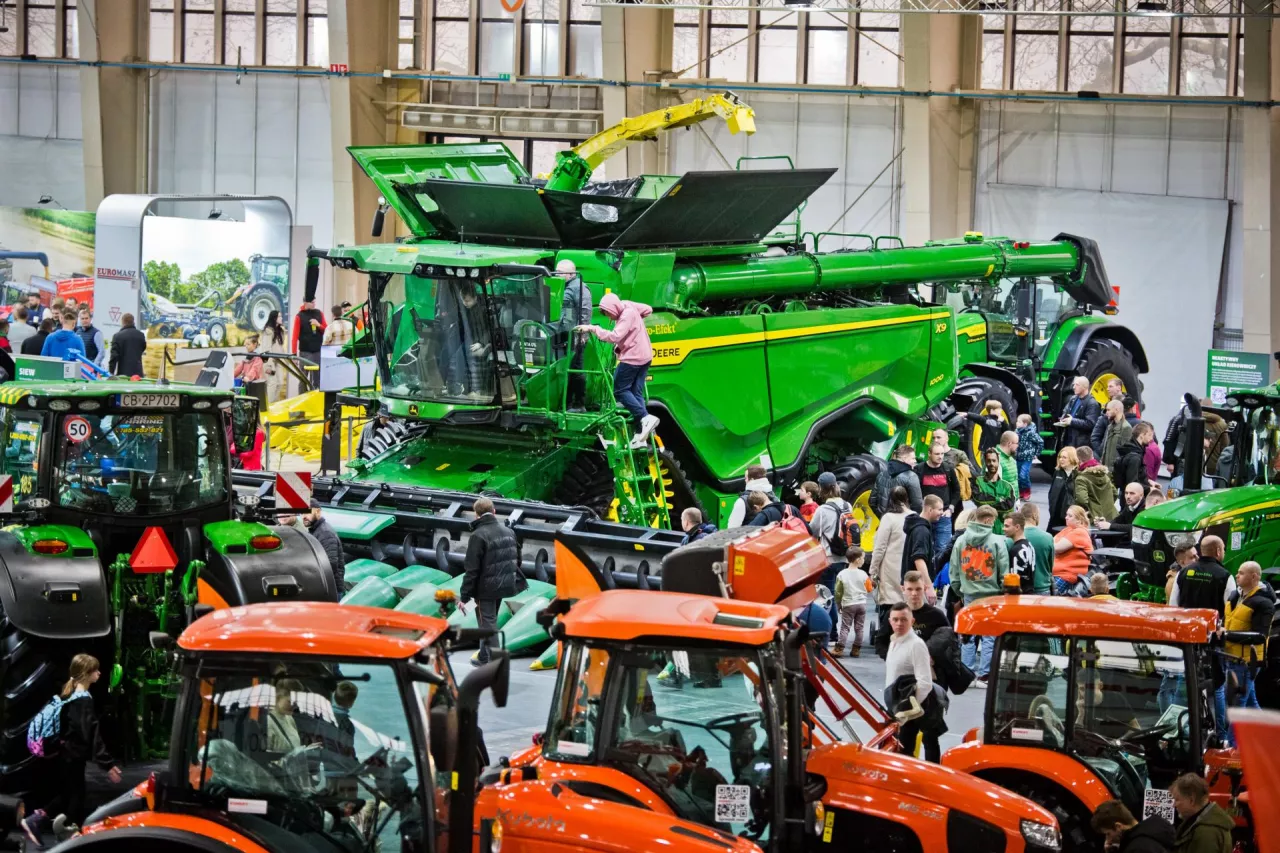 targi rolnicze w hali wystawowej z maszynami rolnczymi