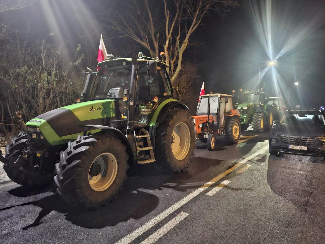 Ciągniki blokują pas drogi podczas protestu rolników