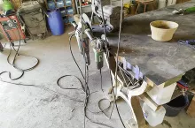 Uchwyty do szlifierek kątowych zamocowane do boku blatu stołu warsztatowego wykonane z blachy