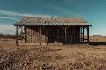 Budowa wiaty rolniczej bez zgłoszenia i ze zgłoszeniem. Do ilu m²?