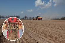 Ciągnik siejący na polu, zbliżenie na zmodernizowany przez rolnika mechanizm dla wyrównania bruzdy po znaczniku przejazdów