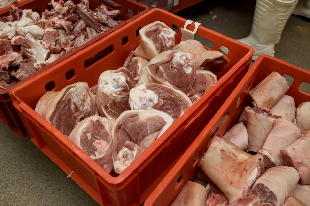 Mięso w skrzyniach w zakładzie mięsnym