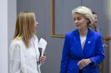Przewodnicząca Komisji Europejskiej Ursula von der Leyen rozmawia z premier Włoch Giorgią Meloni podczas spotkania w siedzibie instytucji Unii Europejskiej.