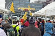 Rolnicy protestujący przed siedzibą Parlamentu Europejskiego w Strasburgu