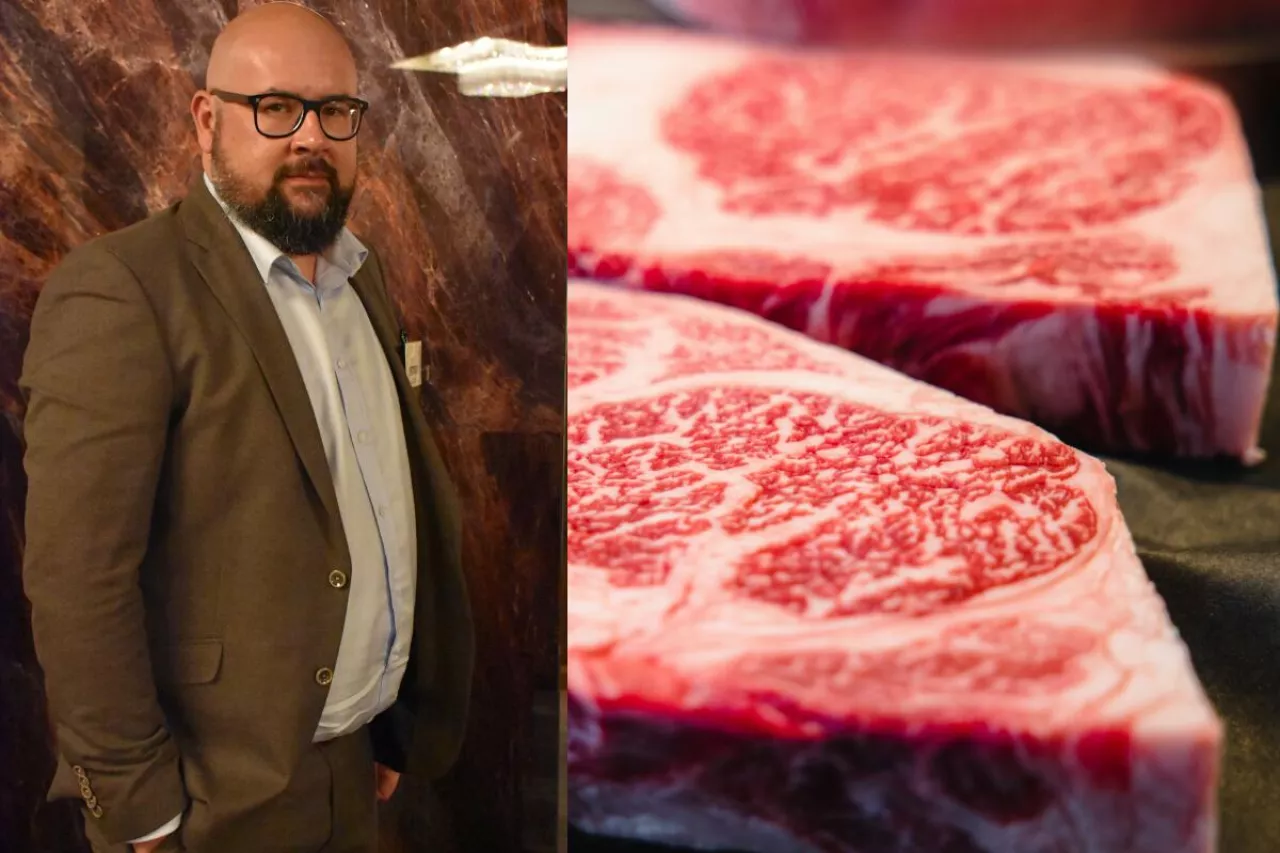 Jacek Zarzecki podczas wydarzenia branżowego. Na pierwszym planie mięso wołowe przeznaczone do obrotu handlowego.