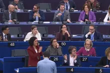 Reakcja europosłów po głosowaniu nad rezolucją wzywającą do skierowania umowy UE–Mercosur do Trybunału Sprawiedliwości UE podczas sesji plenarnej Parlamentu Europejskiego w Strasburgu 21 stycznia 2026 r.